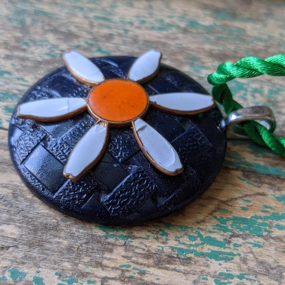 WHIMSY HOUSE I NWT Upcycled Vintage Wood Button & Enameled Metal Daisy Necklace - Picture 9 of 11